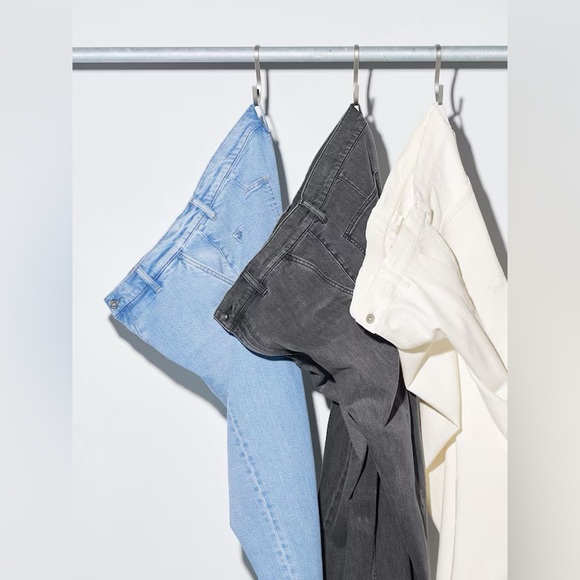 Uniqlo Relaxed Ankle Jeans - Picture 10 of 14